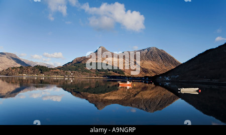 Die Pap Glencoe spiegelt sich in Loch Leven, Lochaber, Schottland. Stockfoto