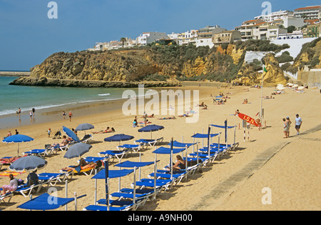 ALBUFEIRA ALGARVE PORTUGAL Europa kann Blick über Praia de Barcos mit Sonnenliegen und Schatten in Richtung Oberstadt Stockfoto