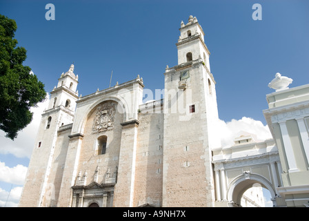 Mexiko, Merida - Jan 15 2007: Das weiße Fassade aus Stein und Türme der Kathedrale von San Idelfonso Stockfoto