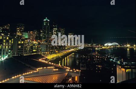 SEATTLE WASHINGTON STATE USA September Skyline die Innenstadt von Bell Street Pier nachts beleuchtet Stockfoto