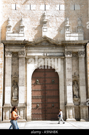 Weißen steinernen Statuen und Säulen schmücken die Eingangstür der Kathedrale von San Idelfonso Merida Halbinsel Yucatan Mexiko Stockfoto