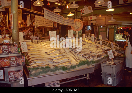 SEATTLE WASHINGTON STATE USA September eine der vielen Stände für Fisch und Meeresfrüchte im Pike Place Market Stockfoto