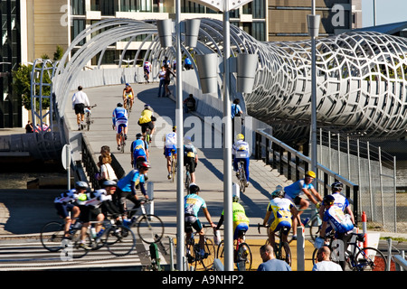 Melbourne Docklands / moderne Stahl-Webb-Brücke in Melbourne Docklands / Melbourne Victoria Australien. Stockfoto