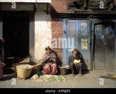 Straßenstand auf Durba-Platz in Kathmandu Nepal Gemüse gegen verlassene Gebäude zu verkaufen Stockfoto