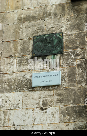 Gedenktafel an der Wand außerhalb Eglise Saint Hilaire Frevent Stockfoto