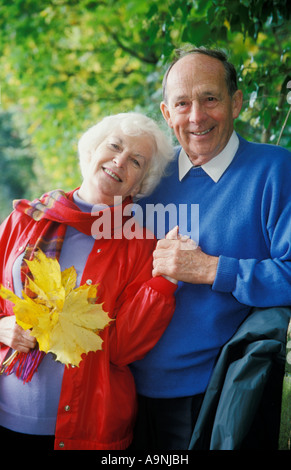 Porträt glücklich älteres Paar auf Herbsttag tatenlos Tor Stockfoto