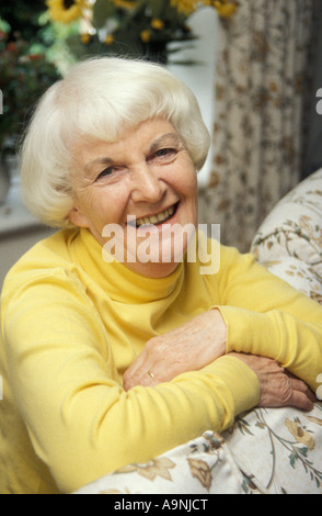 Porträt glücklich grau behaarte Reife Frau beugte sich über Rückseite sofa Stockfoto