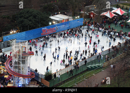 Eislaufen in das Weihnachtsfest in East Princes Street Gardens, Edinburgh Stockfoto