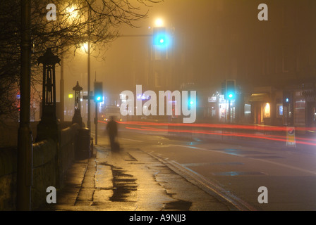 Person zu Fuß nach Hause, an einem nebligen Edinburgh Street, Schottland, UK. Stockfoto