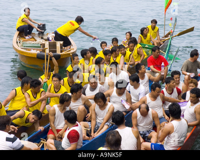 Chinesische Drachenboot-Festival im Hafen von Hong Kong Cheung Chau Insel Stockfoto