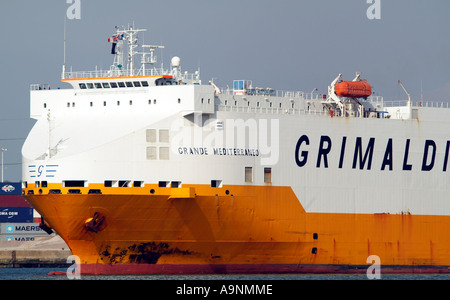 Der Grande Mediterraneo Fahrzeug Träger der Grimaldi Lines am Southampton Water England Grossbritannien Südengland Stockfoto