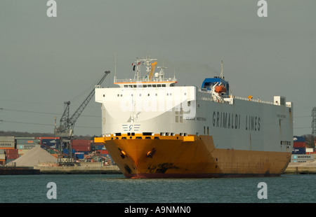 Der Grande Mediterraneo Fahrzeug Träger der Grimaldi Lines am Southampton Water England Grossbritannien Südengland Stockfoto