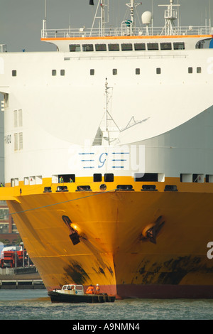 Der Grande Mediterraneo Fahrzeug Träger der Grimaldi Lines am Southampton Water England Grossbritannien Südengland Stockfoto