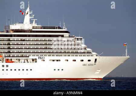 Das Arcadia Kreuzfahrtschiff am Southampton Water cruises Solent südlichen Hampshire England Vereinigtes Königreich UK Stockfoto