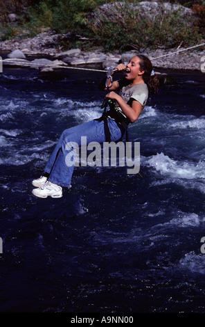 Ein junges Mädchen zog sich über eine Hilfsseilbahn hoch über Shirley Canyon Creek CA Stockfoto