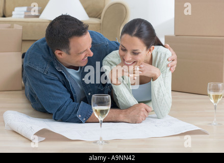 Paar auf der Suche auf Blaupausen Stockfoto