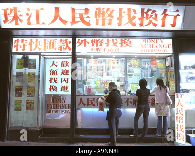 Renminbi Austausch Shop in Mongkok Kowloon Hong Kong China Asien Asiatische Geld Dollar Finanzen Handel kaufen verkaufen Reisen Chinageschäft Stockfoto