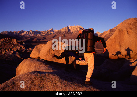 Ein paar spielen mit ihren Schatten beim Wandern in der Buttermilks CA Stockfoto