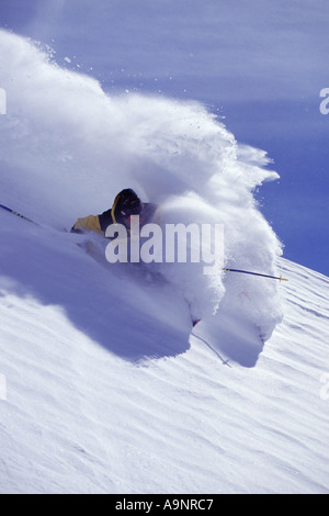 Ein Mann Skifahren Pulverschnee Zuckerdose ca Stockfoto