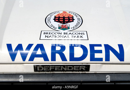 Wächter-Land Rover Defender in Brecon-Beacons-Nationalpark Powys Mitte Wales UK Stockfoto