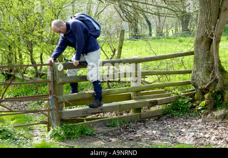 Geführte walking Gruppe Kreuzung Stil auf Fußweg zur Longtown in den Black Mountains Hertfordshire England UK Stockfoto