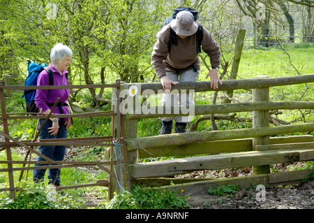 Geführte walking Gruppe Kreuzung Stil auf Fußweg zur Longtown in den Black Mountains Hertfordshire England UK Stockfoto