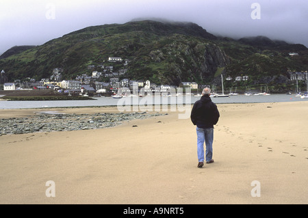 Ein flotter Spaziergang Barmouth Strand in Wales Stockfoto