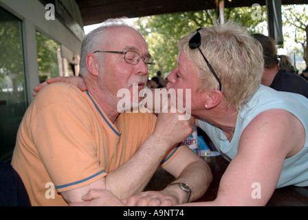 ZWEI ÄLTERE PAAR IN EINE FRÖHLICHE STIMMUNG LONDON UK MAI 2005 Stockfoto