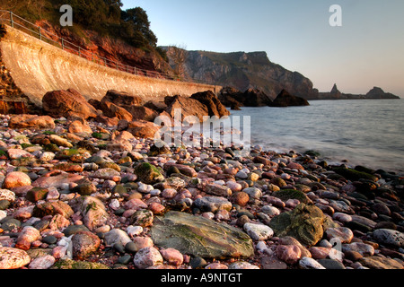 Schöne Dämmerung Licht bei ansteys in der Nähe von Torquay South Devon mit langen steinbruch Punkt im Hintergrund und einem ruhigen Meer Cove Stockfoto