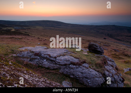 Vor dawn Licht am Sattel Tor auf dartmoor Blick nach Süden in Richtung Küste mit einem orangefarbenen Leuchten im Himmel Stockfoto