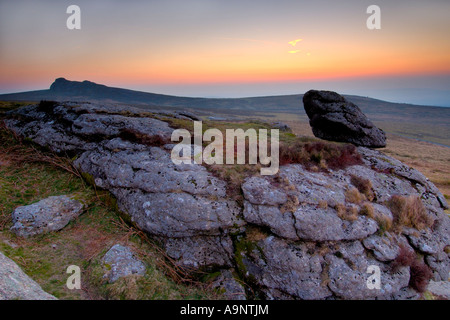 Vor dawn Licht am Sattel Tor auf dartmoor Blick nach Süden in Richtung Küste mit einem orangefarbenen Leuchten im Himmel Stockfoto