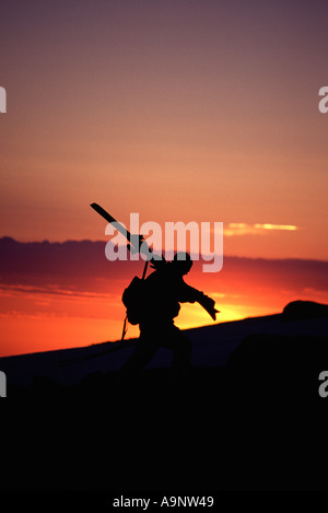 Ein Skifahrer Wandern bei Sonnenuntergang beim Skifahren am Mount Hood OR Stockfoto