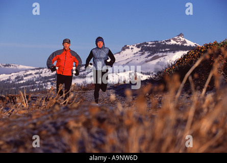 Ein paar Trailrunning im Winter in der Nähe von Truckee CA Stockfoto
