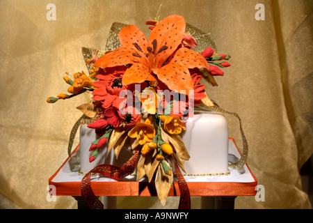 Spitzengruppe der eine individuell gestaltete sehr ungewöhnliche Hochzeitstorte für eine ethnische Ehe genommen in einem Studiodesign von Pam Hannon Stockfoto