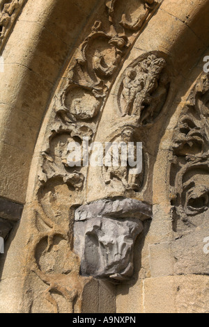 Glastonbury Abbey Somerset romanische Tür Tür Detail komplizierten geschnitzten Stein Stockfoto