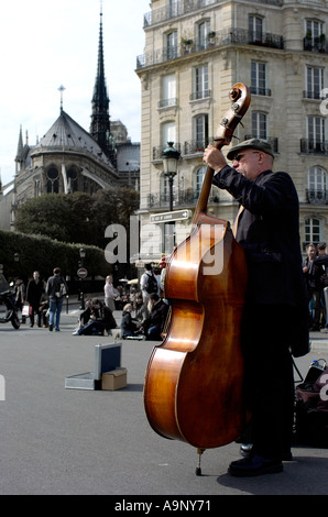 Die Straßenmusikanten singen Lieder für Touristen in der Mittagspause Stockfoto