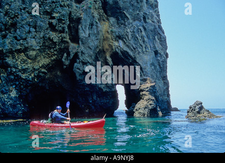Kajakfahrer von Bogen aus Santa Cruz Island Stockfoto