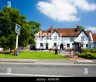 Die Krone-Country-Pub im Zentrum von Kingsclere North Hampshire UK Stockfoto