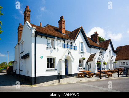 Die Krone-Country-Pub im Zentrum von Kingsclere North Hampshire UK Stockfoto