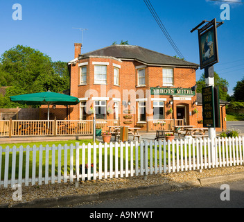 Die Äbte Mitre Pub im Zentrum von Chilbolton Hampshire UK Stockfoto