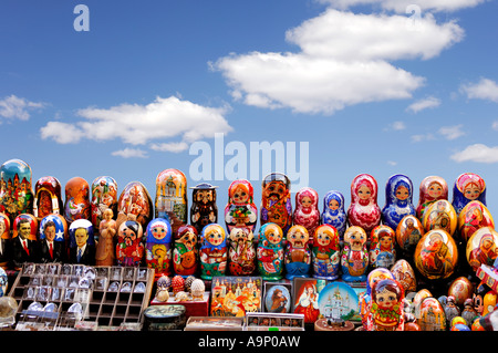 Matreshkas russische Souvenirs zu einem Stall in der Ukraine Kunsthandwerk Kultur Stockfoto