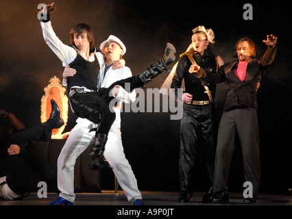Betrunkene Männer genießen ein Junggesellenabschied Aufruhr zeigen Ballett Tanz performance Stockfoto