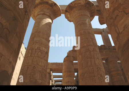 Spalten in der Säulenhalle, Karnak Tempel, Luxor, Ägypten Stockfoto