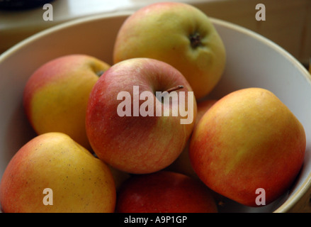 Schale mit Äpfeln Stockfoto