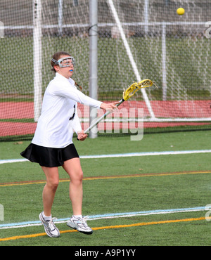 Ein High-School-Lacrosse-Spieler den Ball. Stockfoto