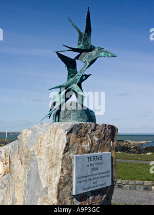 Eine Bronzeskulptur von Seeschwalben Brid NI Rinn in der Nähe von Schären Hafen North County Dublin Irland Stockfoto