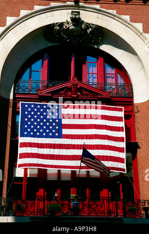 Amerikanische Flagge und Fassade des New York Feuerwehrhaus New York USA Stockfoto