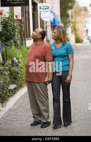 Älteres paar afroamerikanische Wandern und blickte Stockfoto