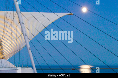 Vollmond über Calatrava Flügel des Milwaukee Art Museum Milwaukee Wisconsin USA Stockfoto