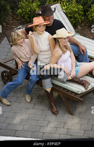 Familie entspannen tragen Land westliche Kleidung Stockfoto